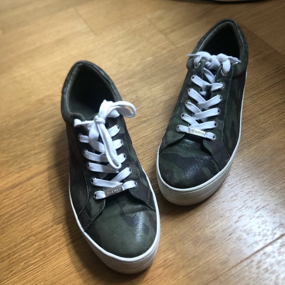 J/Slides camo sneakers with small platform